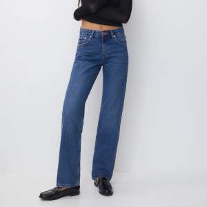 Säljer dessa supersköna och fina jeans. Superlånga!!! Är 173 och de är för långa för mig. Storlek 36. Skriv för fler bilder. Köptes på Zalando för 379kr. Använda sparsamt. 