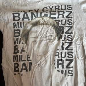 Säljer min gamla Miley Cyrus tröja som jag köpte när hon var i Stockholm år 2014 under hennes Bangerz turné då den är för liten för mig. Jag har använt den en del, vilket är synligt på texten. Står att storleken är S, men den passar mer som en M.