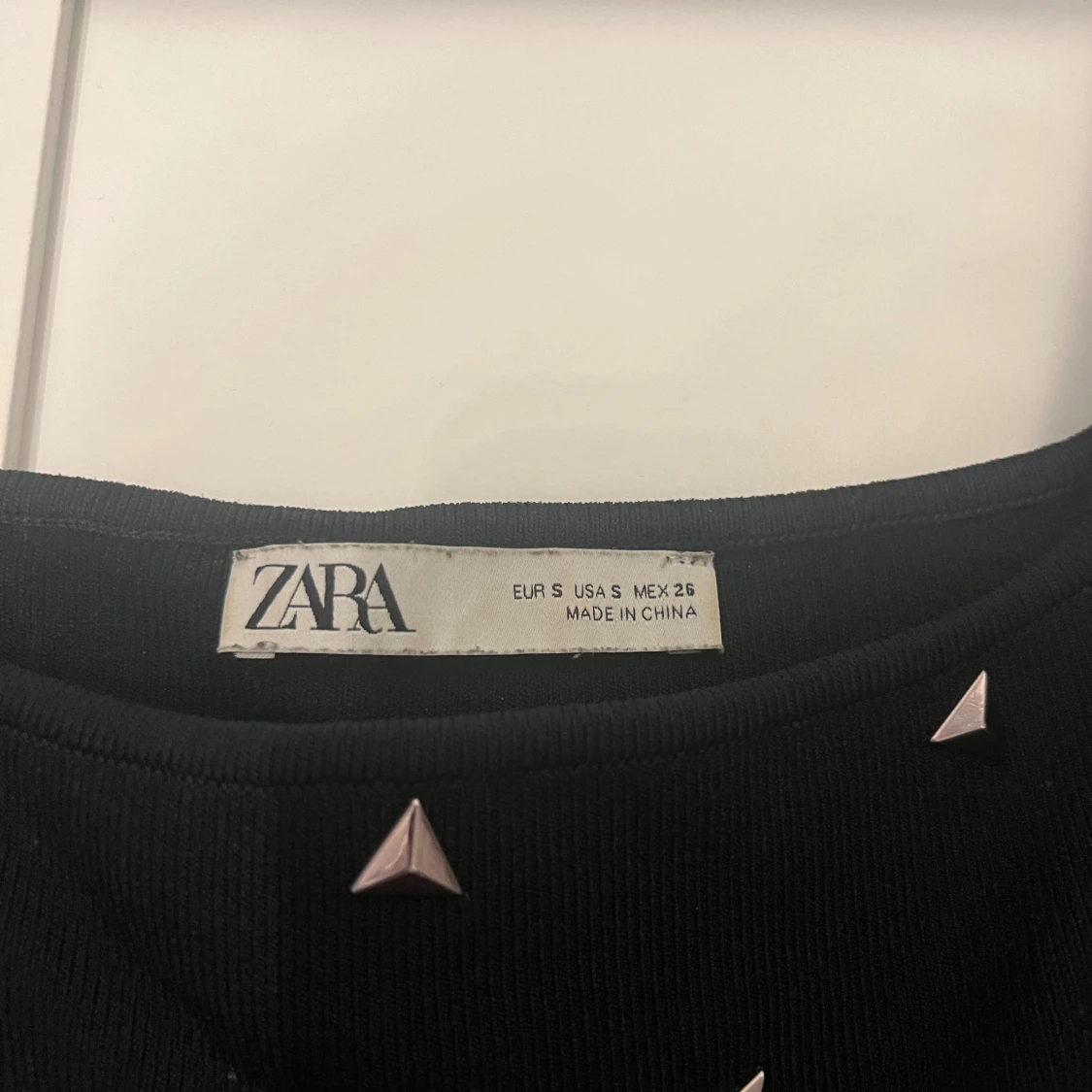 Svart linne med nitar - 90