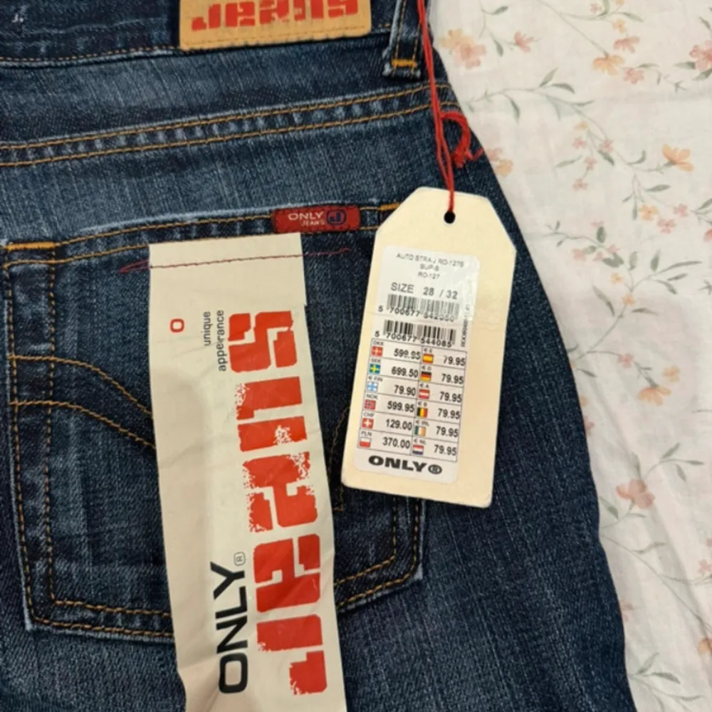 Dom perfekta lågmidjade jeansen verkligen så fin modell och färg dock tyvärr för små för mig!  Midjemått 36  Innerben 106. Jeans & Byxor.