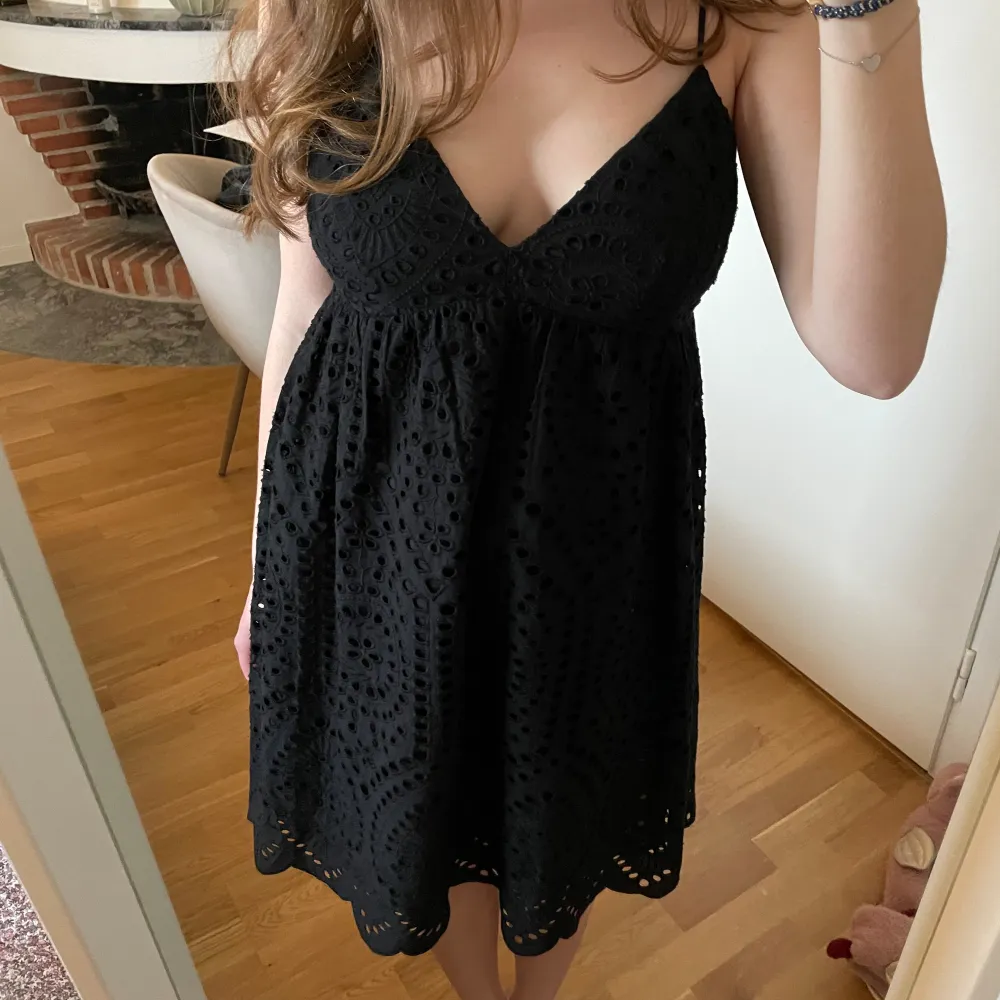 Söt svart klänning med hålbroderi från HM! Perfekt till sommaren! Använd fåtal gånger, så i fint skick!💕. Klänningar.