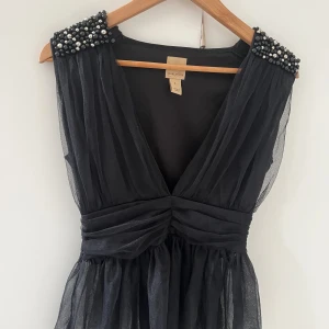 Svart topp - Säljer denna jätte söta topp som e perfekt till fest 💕strl L men passar M/S