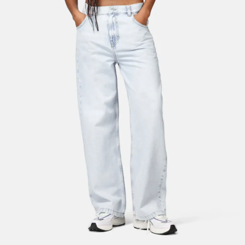 Ljusblå jeans i perfekt baggy modell! Nästan helt oanvända 🦋. Jeans & Byxor.
