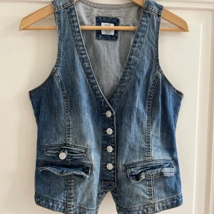 Jeansväst - Cool jeansväst, storlek 36🤍