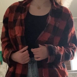 Röd flannel kofta/skjorta - Mysig röd-orange flannel kofta/skjorta, storlek XL.🌺 Passar alla :)