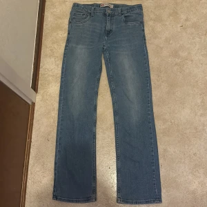 Levis 501 jeans  - 9/10 skick använts fåtal gånger sedan har de blivit för små. Skulle säga att det passar dig som är 170-175cm 
