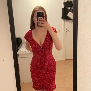 Röd klänning - Röd klänning med vita prickar, använd en gång, säljer då jag inte använder den. storlek S