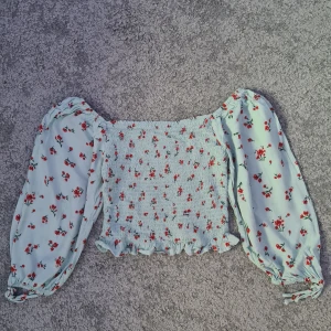 Tröja - Tröja perfekt till sommaren. Pris kan ändras