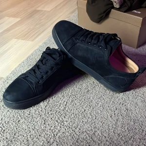 Christian Louboutin utan taggar - Trendiga snygga skor knappt använda  Fraktar endast utanför plick med myvkrt bevis bilder,id kort osv enklast för mig. Hör av dig vid seriöst intresse!