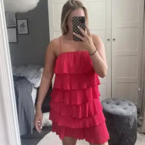 Fin rosa/röd klänning som endast kom till användning 1 gång 💕, lånade bilder!