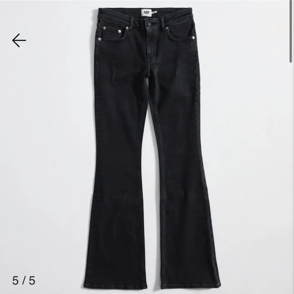 Säljer dessa lågmidjade jeans från Lager 157 då dom blivit försmå för mig!. Jeans & Byxor.
