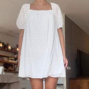 Super fin vit klänning från &other stories, perfekt till student och sommar! 💕💕