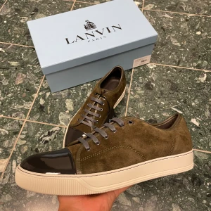Lanvin- DBB1 - Hej🔹Lanvin DBB1 sneakers i nyskick, inklusive box, dustbag & kvitto. Tveka inte på att kontakta oss i chatten✅