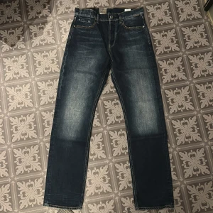 G-Star raw jeans - Midja 30, längd 34. Pga av att jag köpte dessa jeans i fel storlek var jag tvungen att köpa 2 par, därför säljer jag dessa helt oanvändna till ett bra pris, sitter som lite vidare straight. Nypris 1475 kr. Skriv till mig vid frågor!