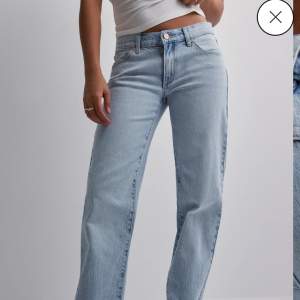 Säljer dessa jeans från Abrand. Den lågmidjade modellen.   Nypris 1000kr Storlek 25