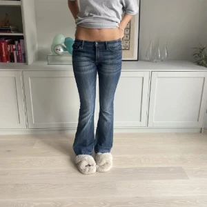 Lågmidjade jeans  - Hej! Säljer dessa mörkblåa crooker jeans!! Dom är as snygga och sitter så bra!!! 