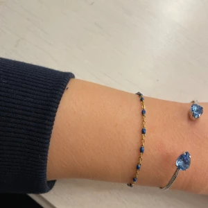 Caroline Svedbom armband  - Ett nästan helt nytt Caroline Svedbom armband, säljer då jag inte använder silver  längre! Finns inga synliga tecken på användning! 