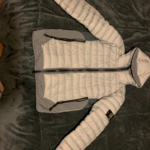 Stone island jacka - Tjena säljer min stoneisland jacka som jag köpte begagnat för 4300kr men mitt pris är 2200kr vilket jag ej kommer vrida och vända på. Bra pris för jackan men om det är snabb affär kanske kan jag ändra mig den kommer ej kvitto/tillbehör M passar S 