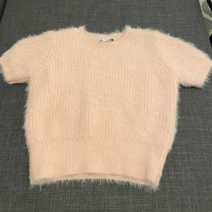 Zara Tröja! - Säljer denna T-shirt från Zara! Fick den i present, men aldrig andvänd då den inte var min stil helt. Helt oanvänd! 