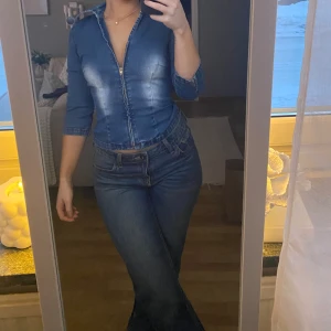 Tröja - Tröja i jeans material. Storlek S från veromoda.