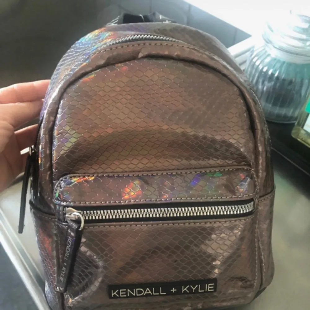 Jättefin mindre ryggsäck från Kendall + Kylie. Reglerbara barn. Litet ytterfack och ett litet fack inuti väskan.. Väskor.