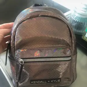 Jättefin mindre ryggsäck från Kendall + Kylie. Reglerbara barn. Litet ytterfack och ett litet fack inuti väskan.