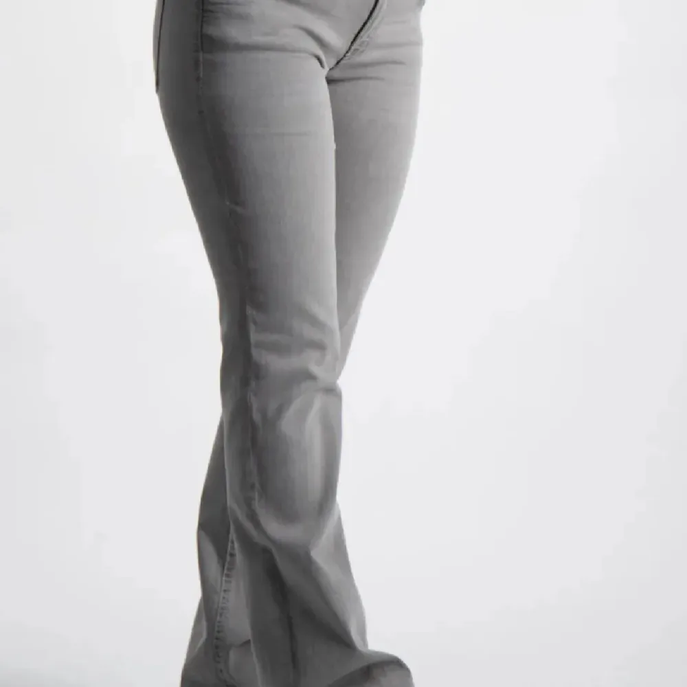 Low waist jeans från Gina Young i storlek 158 som jag säljer då de tyvärr inte passar mig. Köpta på plick och är i nyskick!💞skriv vid frågor. Jeans & Byxor.