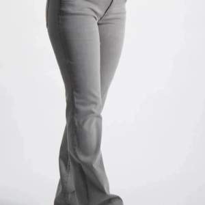 Low waist jeans från Gina Young i storlek 158 som jag säljer då de tyvärr inte passar mig. Köpta på plick och är i nyskick!💞skriv vid frågor