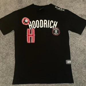 Hoddrich t shirt herr storlek S - Den är i bra skick , köptes för några månader sen / jag står inte för frakten 