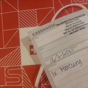 Omega MoonSwatch Mission to Mercury - Hej!  Säljer min Moonswatch - Mission to Mercury.  Använd endast vid ett tillfälle, fullset med alla tillbehör så som box, dokumentation och kvitto.  Detta är en limiterad version med ett spännande samarbete mellan Omega och Swatch. Hojta vid frågor.