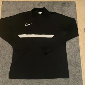 Nike tränings tröja herr storlek L - Bra sick men väll andvänd 