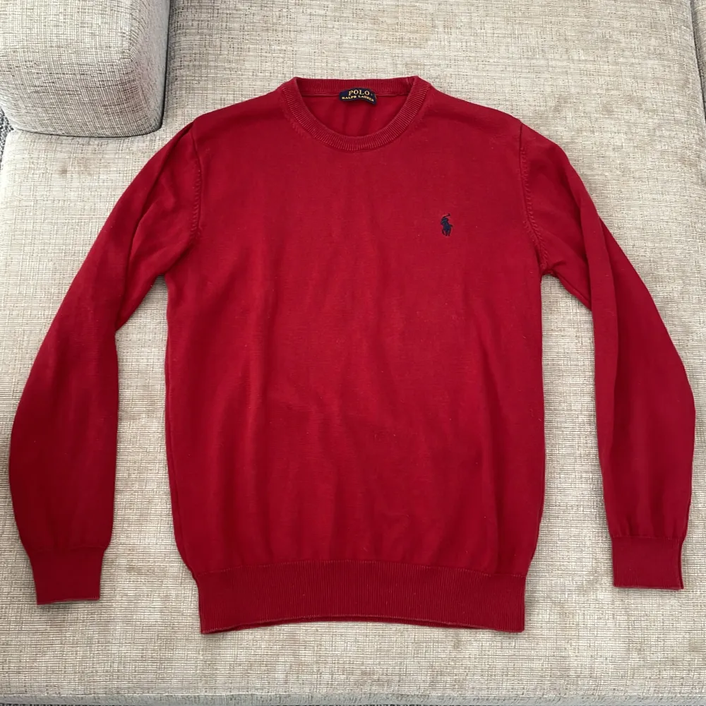 Säljer nu denna stickade Ralph Lauren tröja i rött. Storlek står M men passar som S, kanske för dig från 170-176. Tröjan har inga hål eller defekter 💯Hör gärna av dig om du är intresserad 💭pris kan gå ner vid snabb affär 🤝. Stickat.