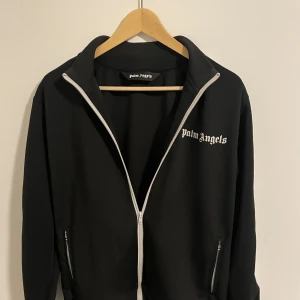 Palm angels tröja - Hej, säljer min Palm angels tröja då jag inte har nån användning för den, använd ett antal gånger men i perfekt skick. Skriv om du har några frågor, pris kan diskuteras vid snabb affär
