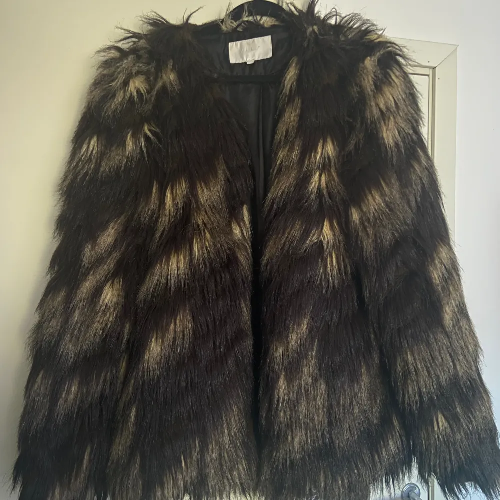Animal print fur jacket (faux)! Super söt och verkligen inne just nu, pris kan diskuteras. . Jackor.