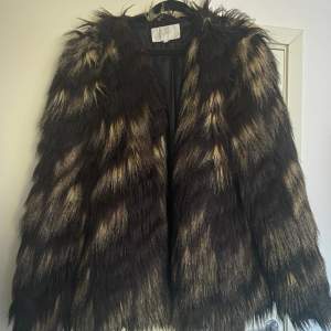 Animal print fur jacket (faux)! Super söt och verkligen inne just nu, pris kan diskuteras. 