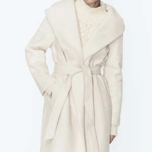 Zara kappa - Fin kappa från zara i storlek s. Använt fåtal gånger, i ny skick. Skriv om mer funderingar.