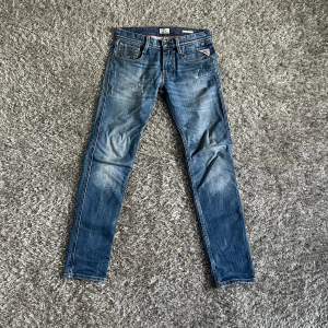 Tjena! Säljer nu mina snygga Jeans ifrån Replay. Modellen är Anbass! Skicket på jeansen är 9,5/10, som nya! Jeansen är i storlek L32 W28. Vid fler frågor/bilder är det bara och höra av sig!  