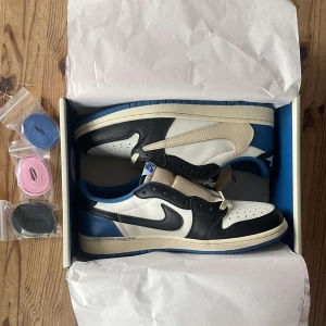 OG SP Travis Scott Fragment Low - Helt oanvända, storlek 43.