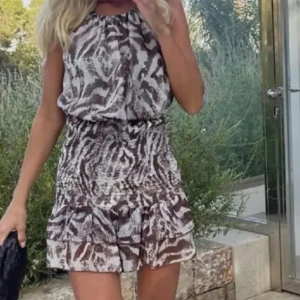 Zara klänning/mönstrad klänning - Jätte cool zebra mönstrad zara klänning, nästan aldrig använd. Nypris 550kr