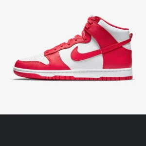 Nike dunk high ( championship white, red) - Hej!  Fick dessa skor som present och de var för små för mig. Haft på mig de max 3 gånger så där är i ny skick. Pris kan diskuteras