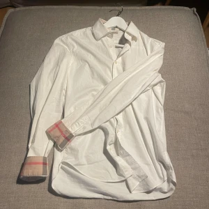Burrberry skjorta  - En nice burbeery skjorta köpt i vintras på Plick för 1399kr riktigt nice linne material, ny pris runt 4-5k mitt pris 799kr (äkta)