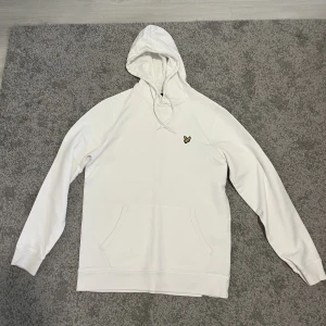 Lyle & Scott Hoodie - Lyle & Scott hoodie, använd 2-3 gånger, nyskick. 