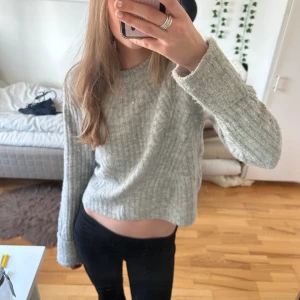 Stickad tröja - Grå stickad tröja med långa armar och lite croppad, super gosigt material!!❤️✨💫