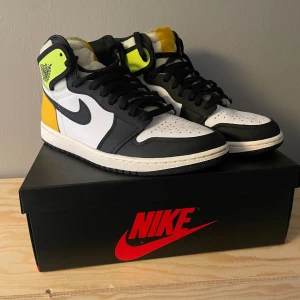 Jordan 1 volt gold - Säljes pga för små Har ej varit använda utomhus, sprillans nya endast testade  Storlek 43 Kvitto från soleplus samt box medföljes