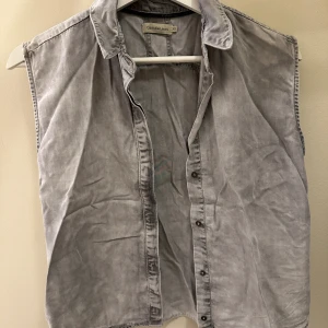 Väst/linne från Calvin Klein - Sparsamt använd. Säljer då denne för liten. 