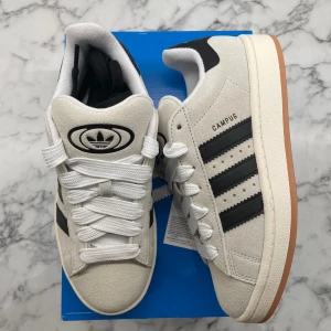 Adidas Campus 00s ”Crystal White” - Helt nya och oanvända Adidas Campus 00s ”Crystal White”. Storlek: 38. Pris: 1499. Skicka ett meddelande vid intresse. Köp tryggt och snabbt hos oss. Många nöjda kunder😊