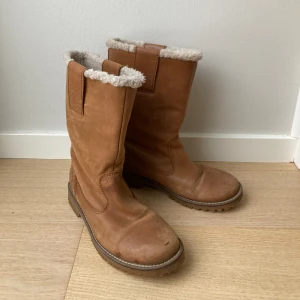 Boots  - Bruna boots i läder, fodrade. Snygga och sköna.  Lite slitna därför det är billigare pris. 
