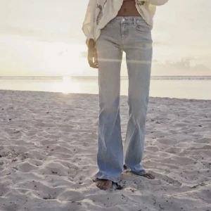 Lägger upp igen för fri frakt - Säljer dessa trendiga lågmidjade bootcut jeansen från zara. Knappt använde och jättefint skick. Strl 38 men passar också 36. (Två första bilderna är lånade)