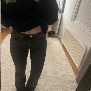 Lågmidjade jeans  - Lågmidjade jeans från Gina Tricot i storlek 38, men passar även 36 💓 Skit snygg slitning 