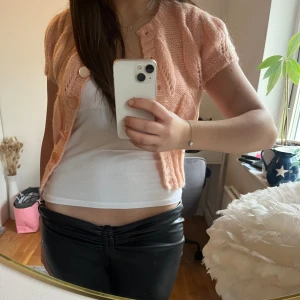 Kofta - Säljer denna jättesöta kofta då den inte kommer till användning längre!! Perfekt till våren❤️‍🔥❤️‍🔥❤️‍🔥